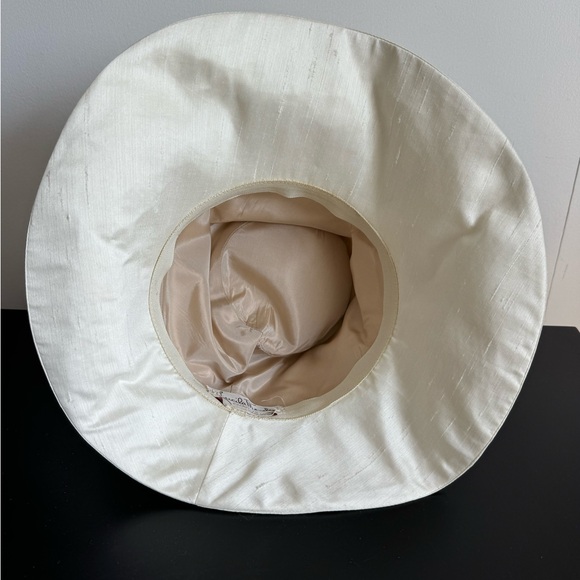 Vintage Lucila Mendez Hat in Ivory Lined in Beige ?Silk? Inner Circumference 22” - Picture 5 of 10